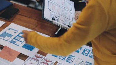 Ofiste bir tablet ve dizüstü bilgisayarla çalışan tasarımcı