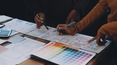 Tasarımcı tablet üzerinde bir proje üzerinde çalışıyor