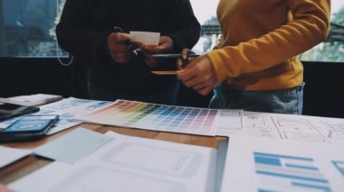 Ofiste renk örnekleriyle çalışan tasarımcı