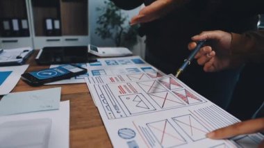 Tasarımcı çizimlerini stüdyodaki taslaklarla kapat