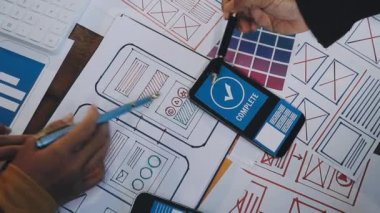 dijital tablet kullanırken akıllı telefon tutan adam