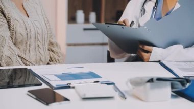 Doktoru tablet ve kalemle kapatın.