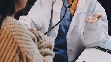 Tıbbi önlüklü doktor hastayla konuşuyor. Klinikteki doktor..