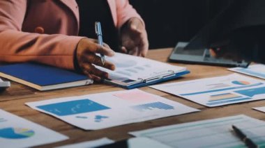 İş kadınları finansal tabloları analiz ediyor ve ofiste dizüstü bilgisayar kullanıyorlar. İş, muhasebe, araştırma, veri analizi ve finansal veri kavramı.