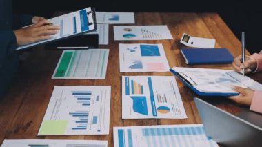 iş adamları ofiste beyin fırtınası.