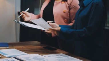 Elinde belge ve belgeler tutan bir iş kadını