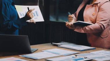 İşletme ekibi ofiste mali belgeler üzerinde çalışıyor