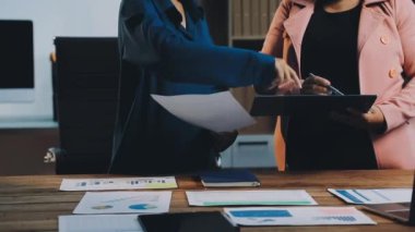 İş kadını mali belge üzerinde çalışıyor ve mali raporu tartışıyor