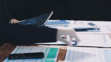 Ofiste çalışan bir iş adamı..