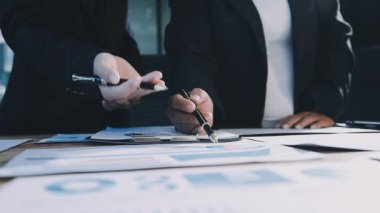 İş adamları modern başlangıç ofisinde yeni projeyi tartışıyor.