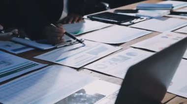 ofiste genç iş kadını