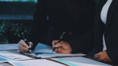 Ofiste çalışan iş adamları