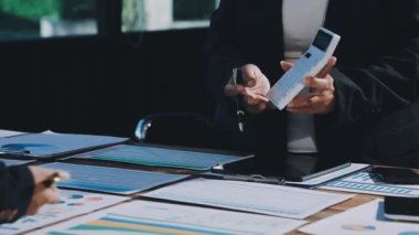 Yakın plan - elinde tablet olan bir iş adamının finansal planı hesaplamak için hesap makinesi kullanması.