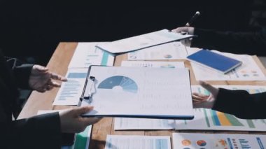 İş adamları toplantıda verileri tartışıyor ve analiz ediyorlar