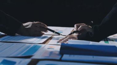 İşadamı gece iş planını analiz ediyor..