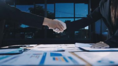 İş adamı başarılı bir anlaşmadan sonra el sıkışıyor. başarılı ortak