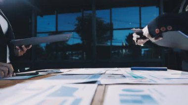 mali rapor tartışırken iş takım.