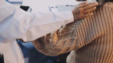 Kapat. Genç bir doktor ve hastanede bir hasta..