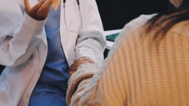 Kadın doktor hastanede. Doktor kadın..