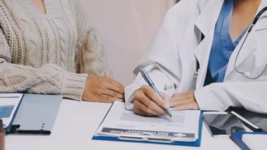 PC tableti ve kalemi olan doktor ve hasta hastanede..