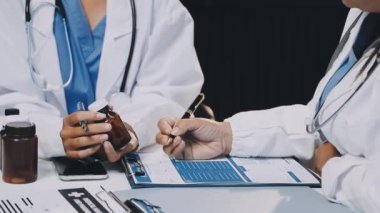 Doktor tahtaya yazı yazıyor.