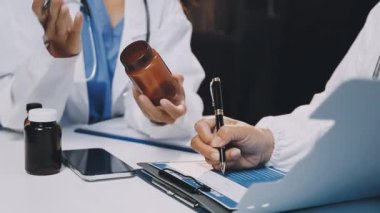 Doktor elinde kalem tutuyor.