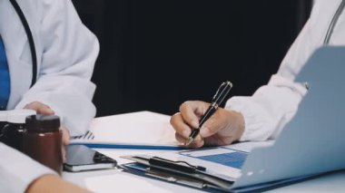 Doktor dijital tablet üzerinde çalışıyor