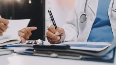 Doktor hastane ofisindeki panoya notlar yazıyor..