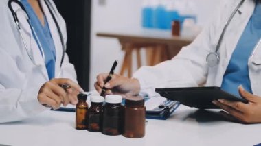 Kapat. tablet bilgisayar kullanan doktor.