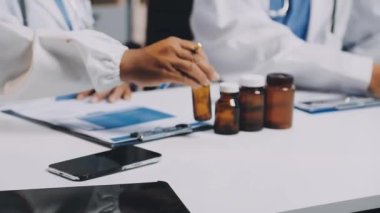 Kapalı - Doktorun elinde dosya ve reçeteyle reçete tutması