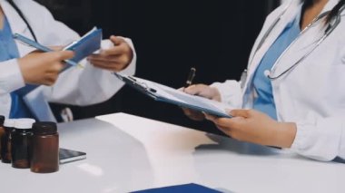 Doktor ofisteki panoya yazı yazıyor.