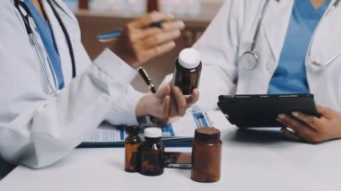 Steteskoplu doktor elinde tablet ve reçeteyle hastanede.