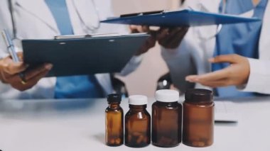Tıp üniformalı doktor hastanede hap tutuyor..