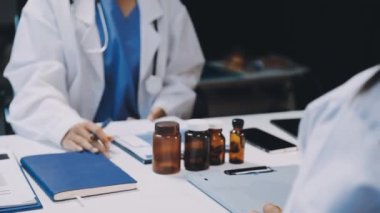 Doktor, tedavi için reçeteyi hastanede panoya yazıyor.