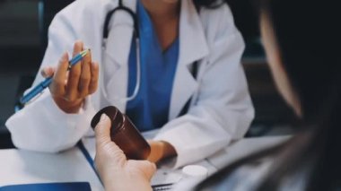 Doktor ilaç ve reçeteyi masaya koydu.