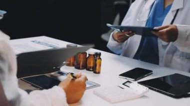 kadın doktor holding tablet