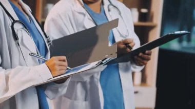 dijital tablet kullanan doktor