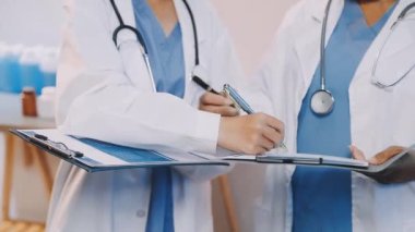 Kapalı - doktor elleri pano tutuyor