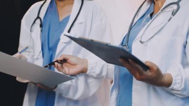 Doktor ellerinin tableti tutmasını engelle