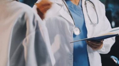 Doktor dijital tableti hastanede tutuyor. tıbbi teknoloji kavramı