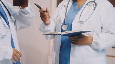 Doktorlar ve hemşireler tıbbi bir ekipte el ele tutuşuyorlar..