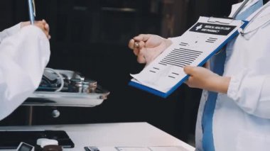 Laboratuvardaki tıbbi personeli kapatın. Profesyonel bilim adamı hasta için kan örneği içeren test tüpü tutuyor..