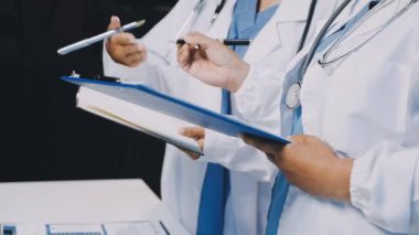 Ofiste çalışan tıbbi ekip..