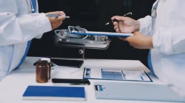 Doktor elinde tıbbi malzemeyle bir tablet tutuyor..