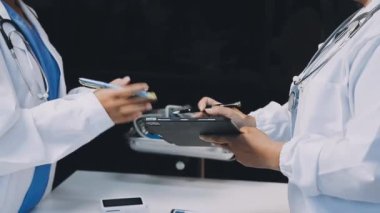 Doktor elini dijital tablete koyup hastane ofisinde modern tıp aleti kullanıyor.