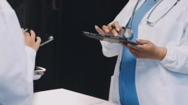 Doktor elinde steteskop tutuyor.