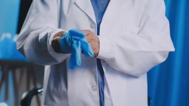 Laboratuvarda üniformalı doktor