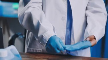 Üniformalı doktor tıbbi malzemelerle çalışıyor..