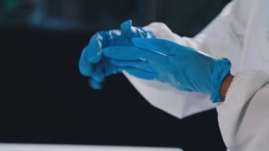 yakın çekim - beyaz haplar gösteren doktor eli