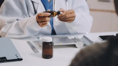 Doktor tıbbi laboratuvarda tablet tutuyor. ilaç.